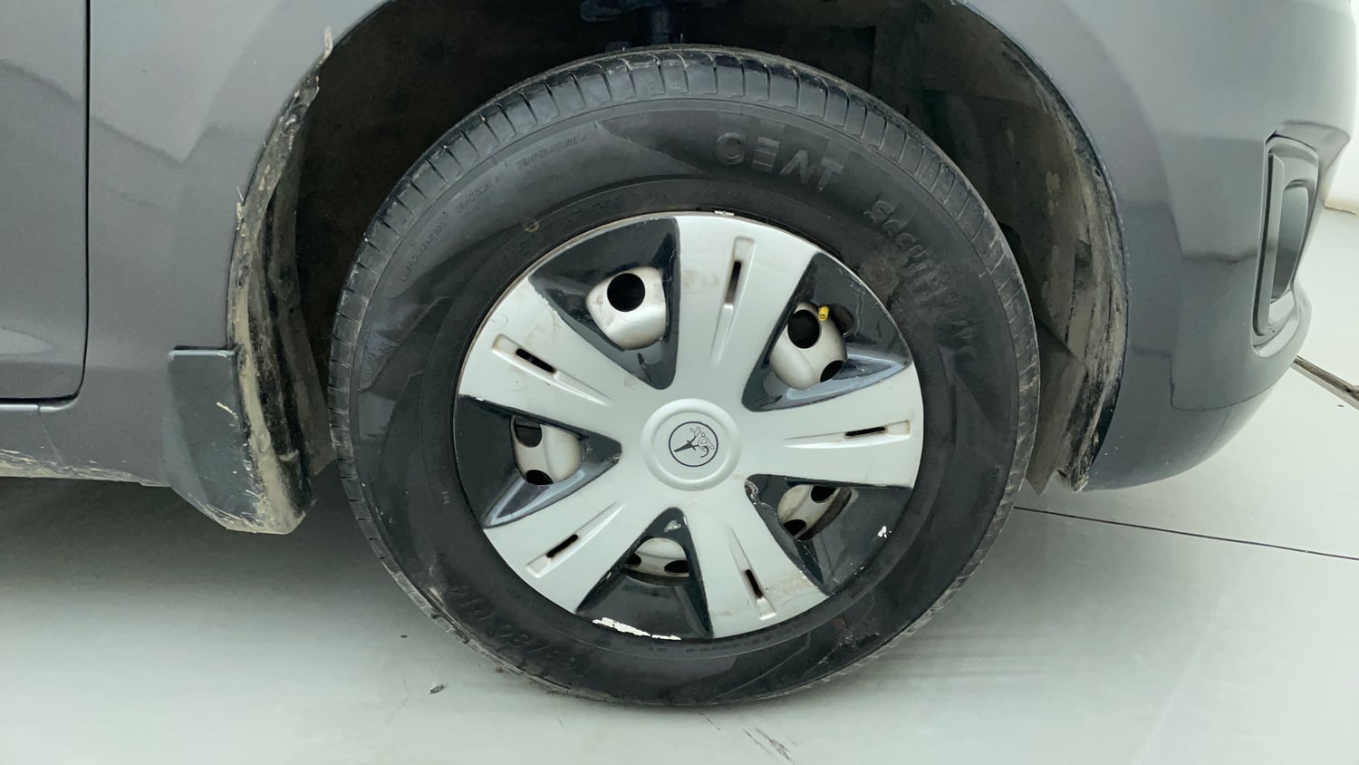 Used 2016 Maruti Suzuki Swift Lxi (O) Petrol Manual tyres RIGHT FRONT TYRE RIM VIEW