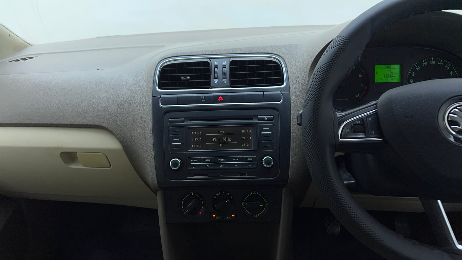Used 2014 Skoda Rapid 1.6 MPI Ambition Plus Petrol Manual top_features Integrated (in-dash) music system