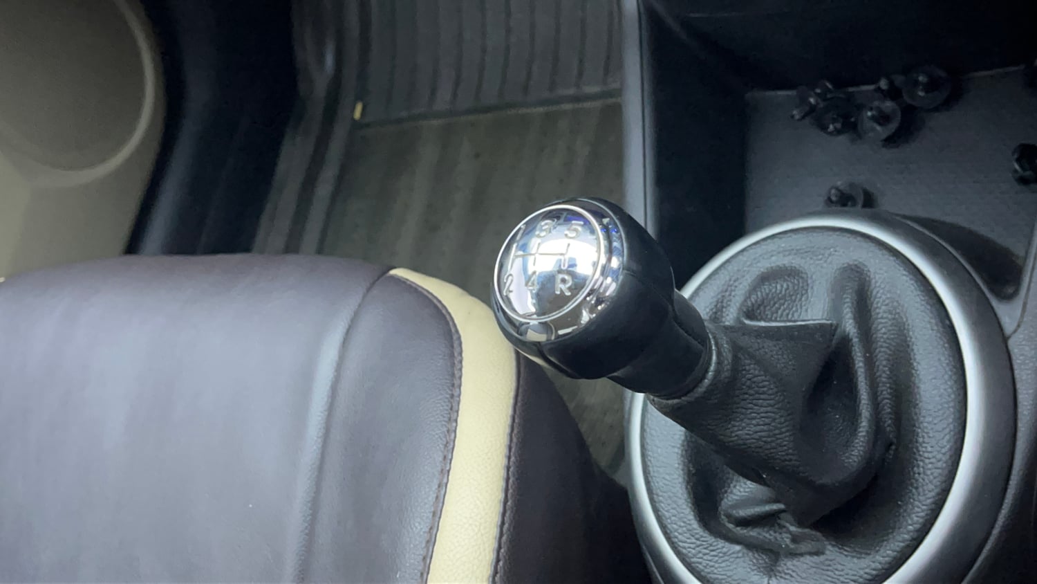 Used 2013 Hyundai i20 Sportz 1.2 Petrol Manual interior GEAR  KNOB VIEW