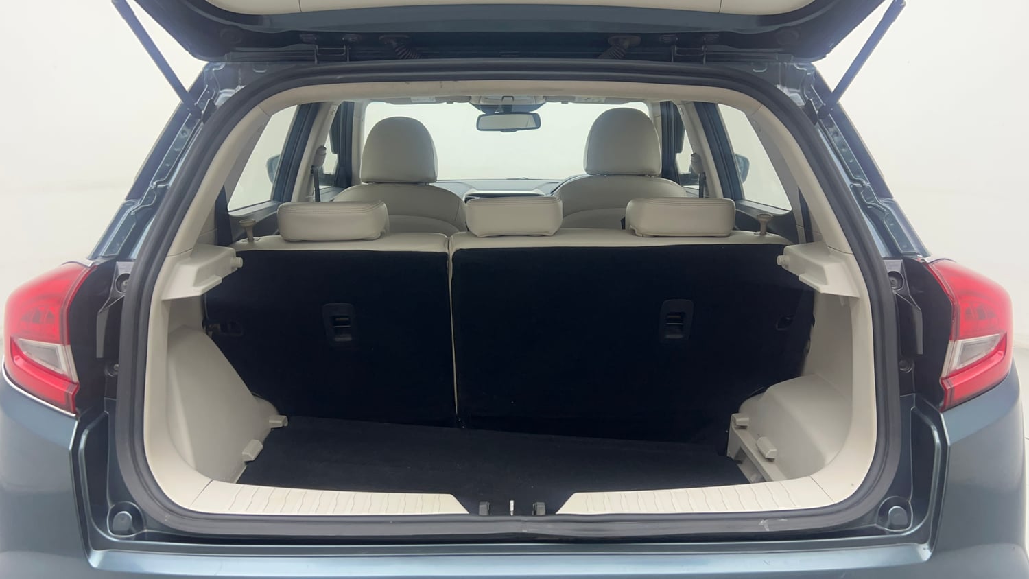 Used 2022 Mahindra XUV 300 W8 (O) 1.5 Diesel AMT Diesel Automatic interior DICKY INSIDE VIEW