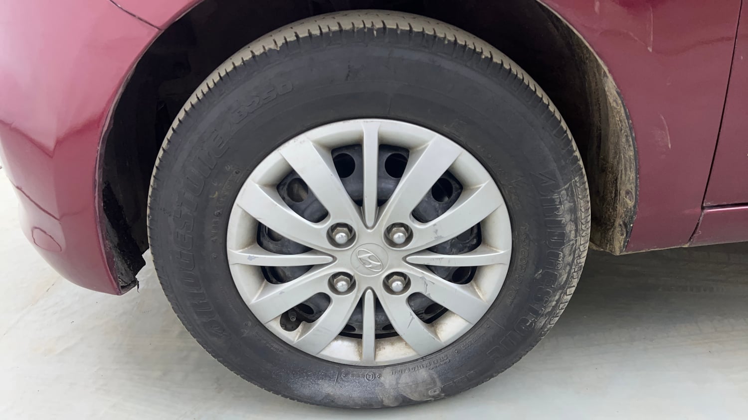 Used 2015 Hyundai i10 Sportz 1.1 iRDE2 Petrol Manual tyres LEFT FRONT TYRE RIM VIEW