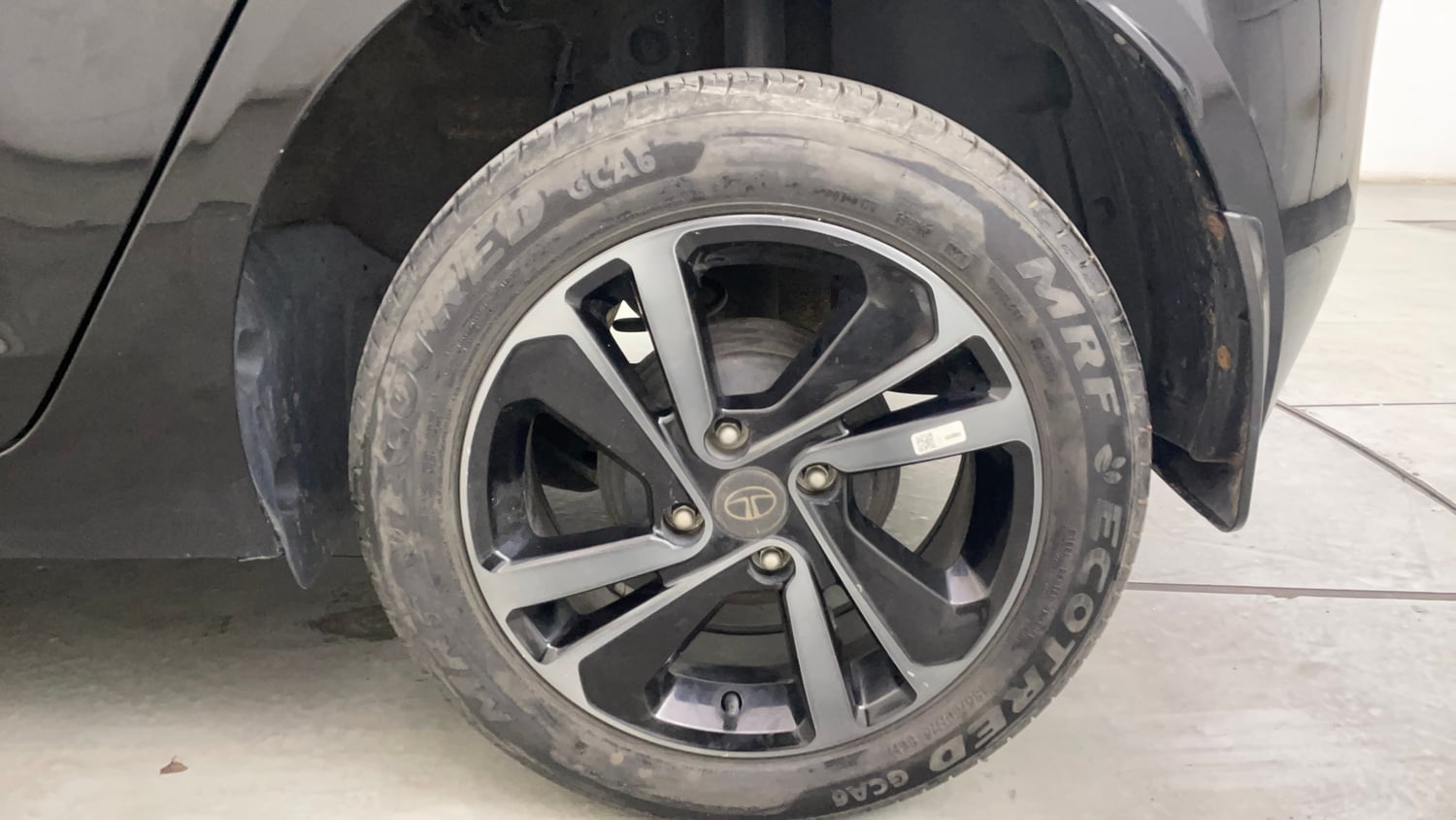 Used 2023 Tata Altroz XZA Plus (S) Dark Edition Petrol Automatic tyres LEFT REAR TYRE RIM VIEW