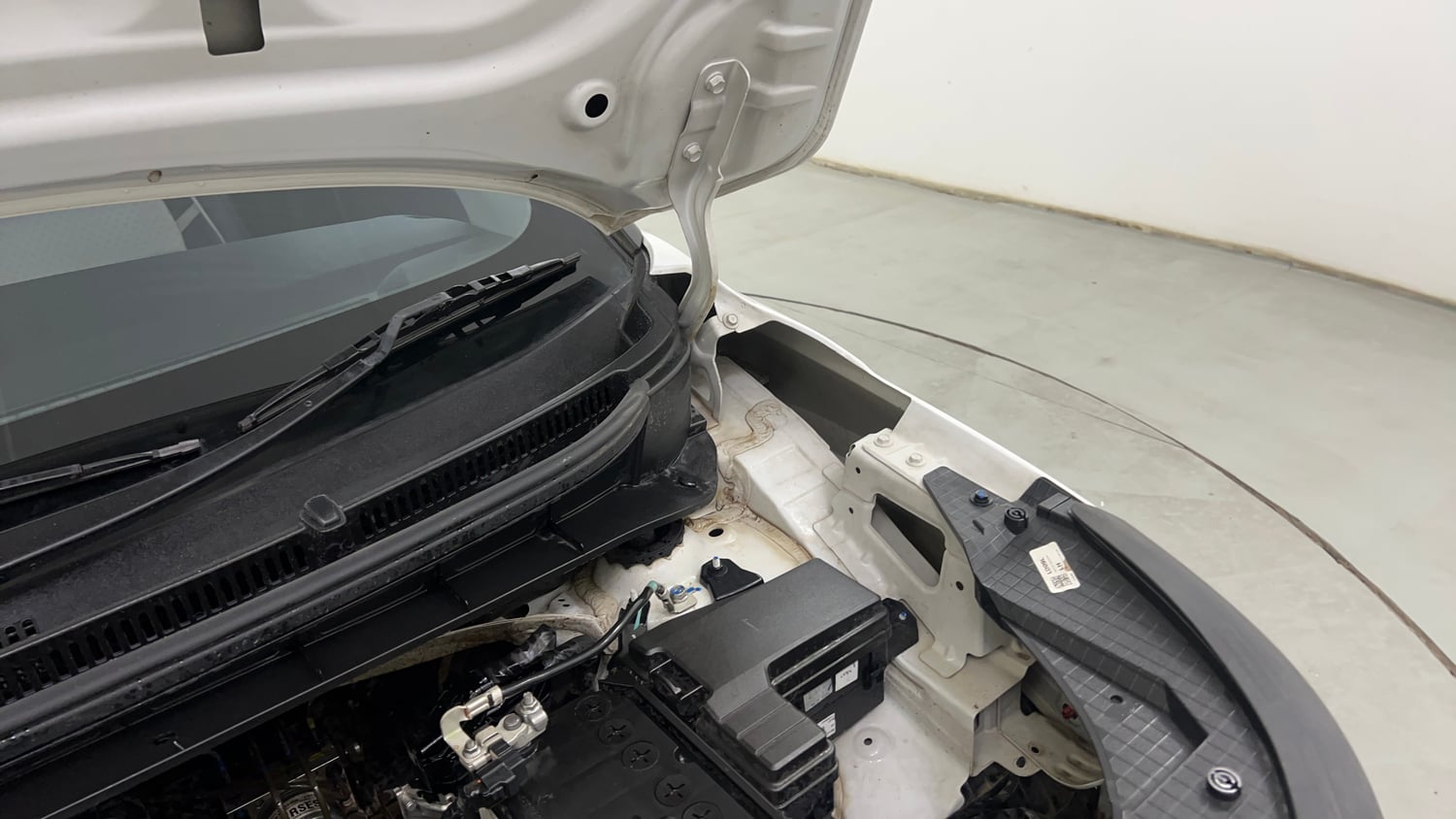 Used 2024 Hyundai Exter S 1.2 MT Petrol Manual engine ENGINE LEFT SIDE HINGE & APRON VIEW