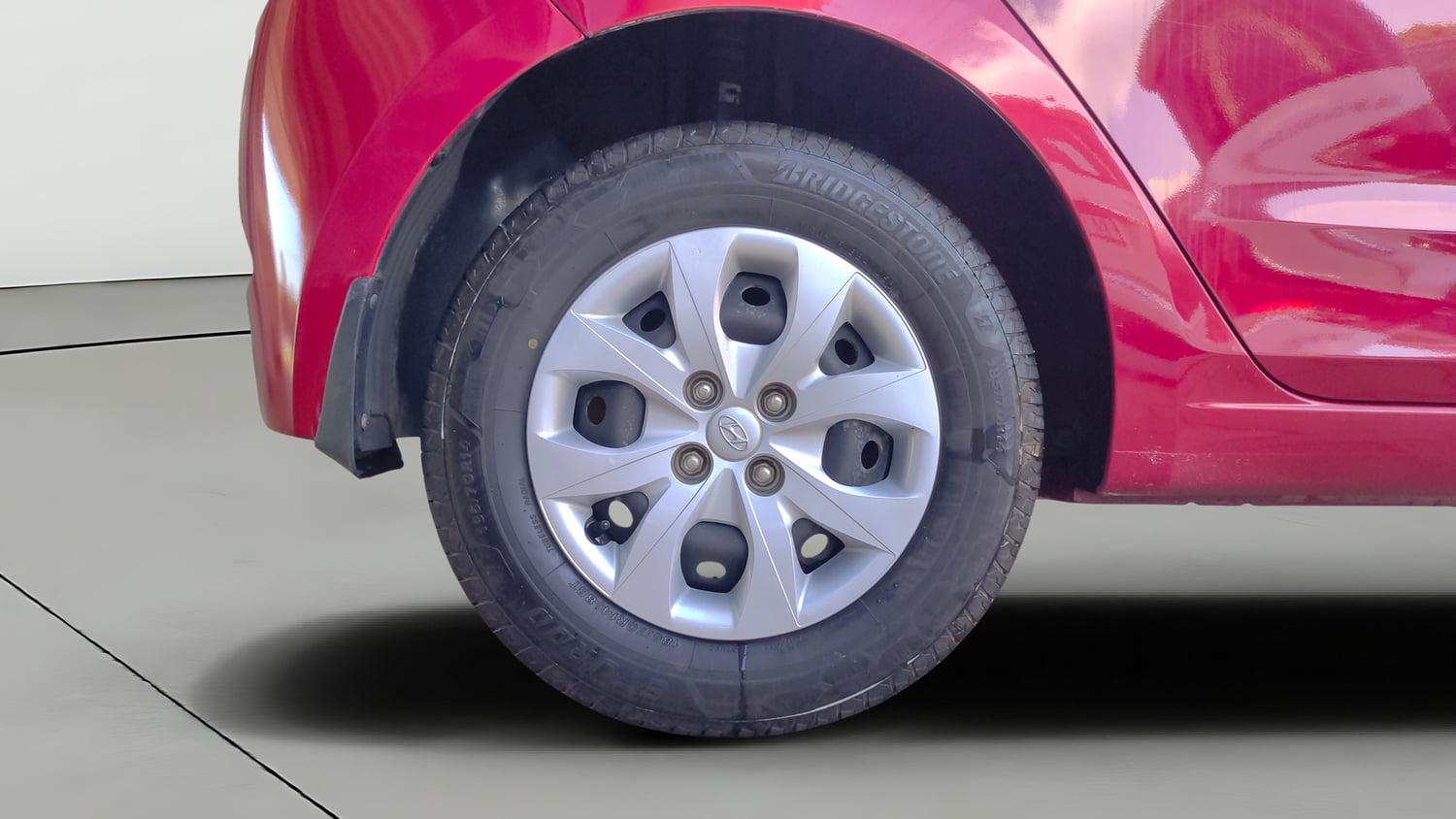 Used 2015 Hyundai Elite i20 Magna 1.2 Petrol Manual tyres RIGHT REAR TYRE RIM VIEW