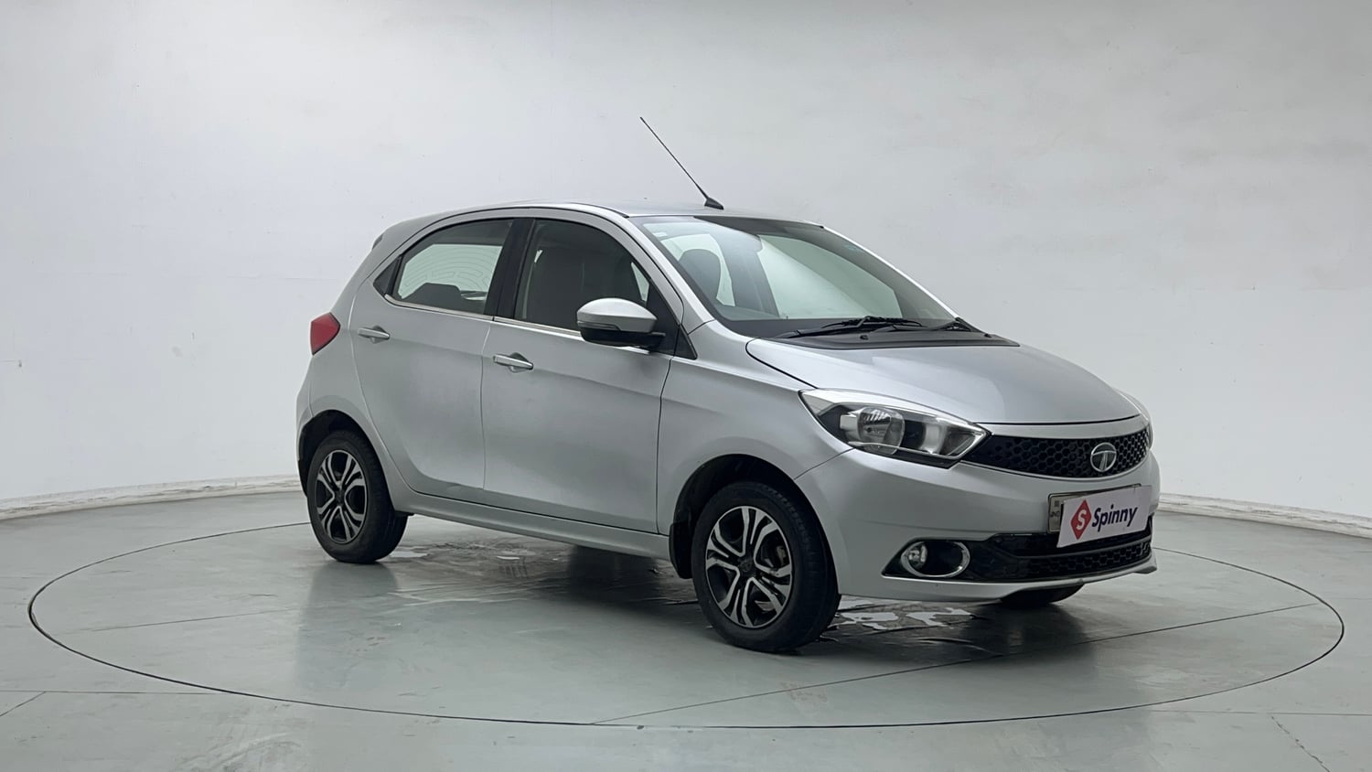 Used 2019 Tata Tiago Revotron XZ w/o Alloy Petrol Manual exterior RIGHT FRONT CORNER VIEW