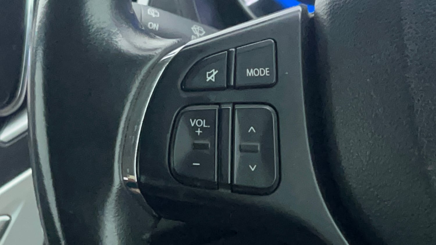 Used 2016 Maruti Suzuki Baleno Alpha 1.2 Petrol Manual top_features Steering mounted controls