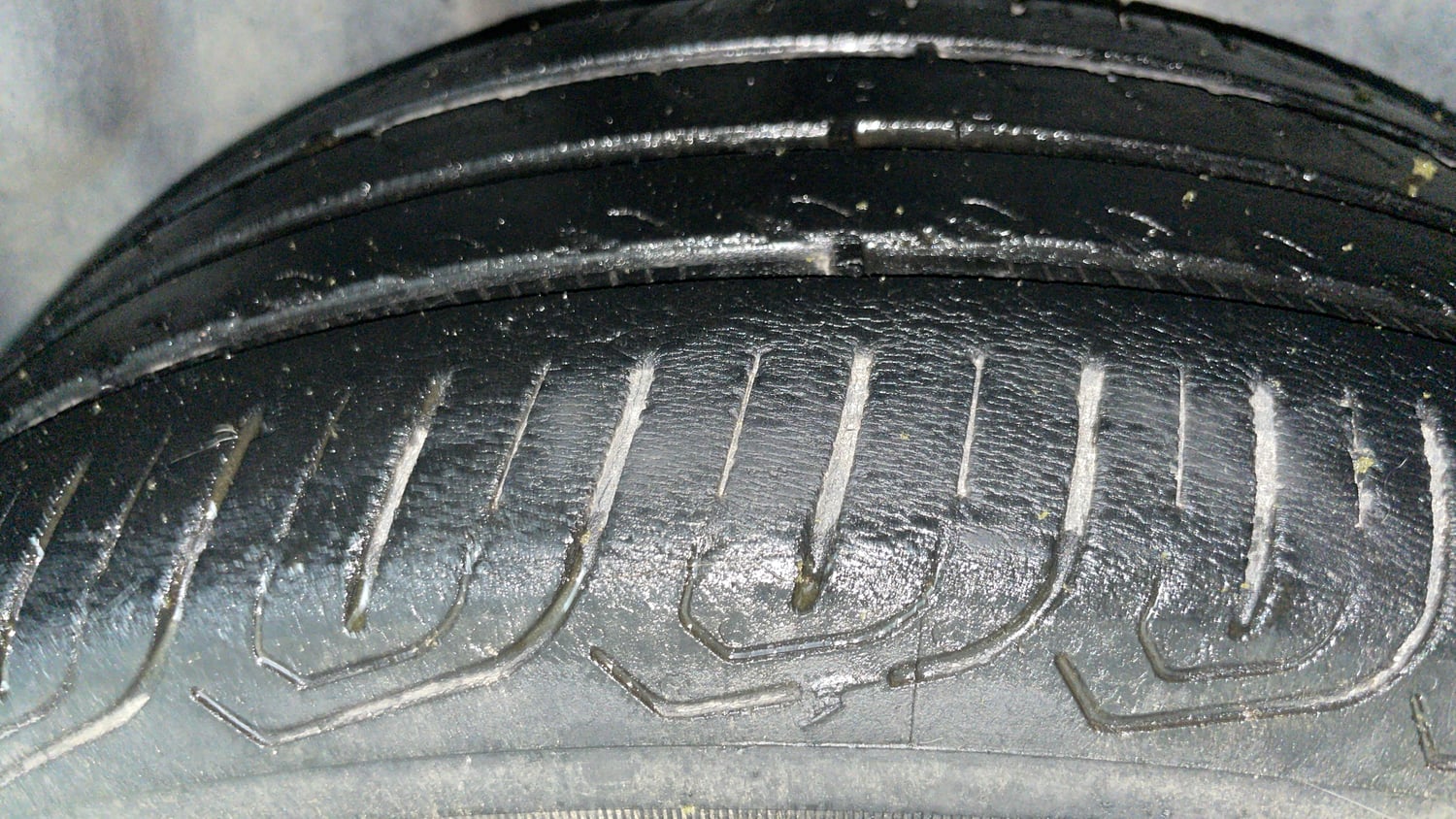 Used 2016 Volkswagen Ameo Highline1.2L (P) Petrol Manual tyres RIGHT REAR TYRE TREAD VIEW