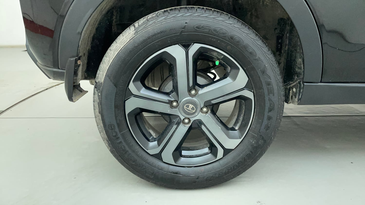 Used 2023 Tata Nexon XZA Plus LUXS Red Dark Edition Petrol Automatic tyres RIGHT REAR TYRE RIM VIEW