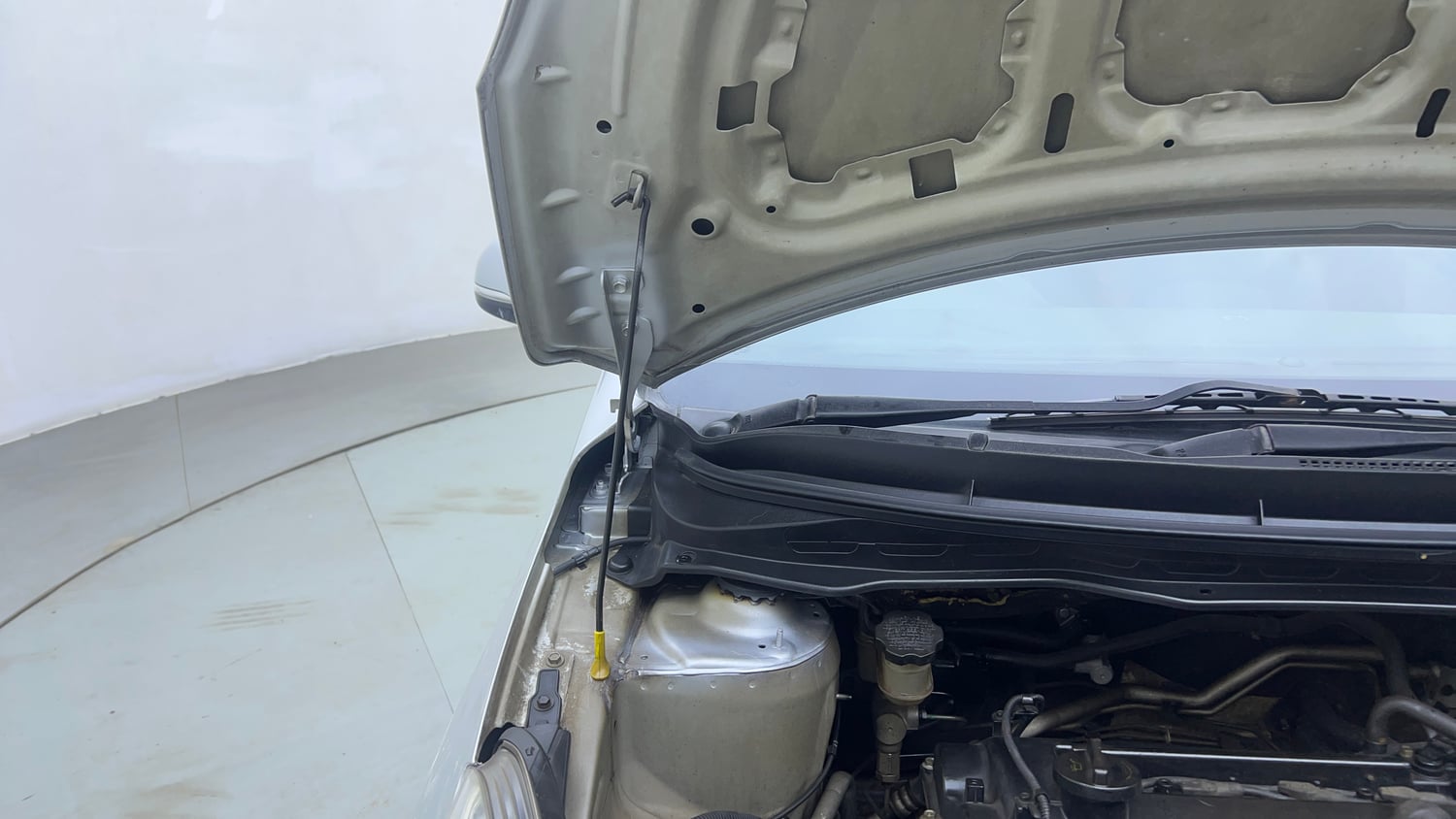 Used 2013 Hyundai i20 Magna 1.2 Petrol Manual engine ENGINE RIGHT SIDE HINGE & APRON VIEW