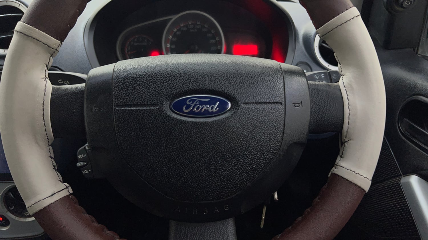 Used 2013 Ford Figo Duratec Petrol Titanium 1.2 Petrol Manual top_features Airbags