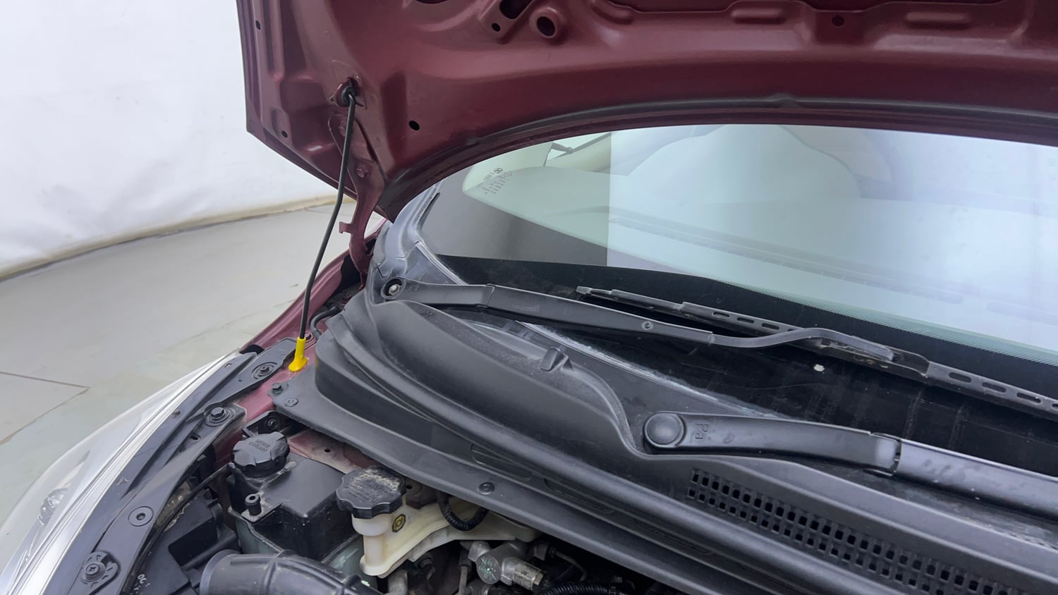 Used 2015 Hyundai i10 Sportz 1.1 iRDE2 Petrol Manual engine ENGINE RIGHT SIDE HINGE & APRON VIEW