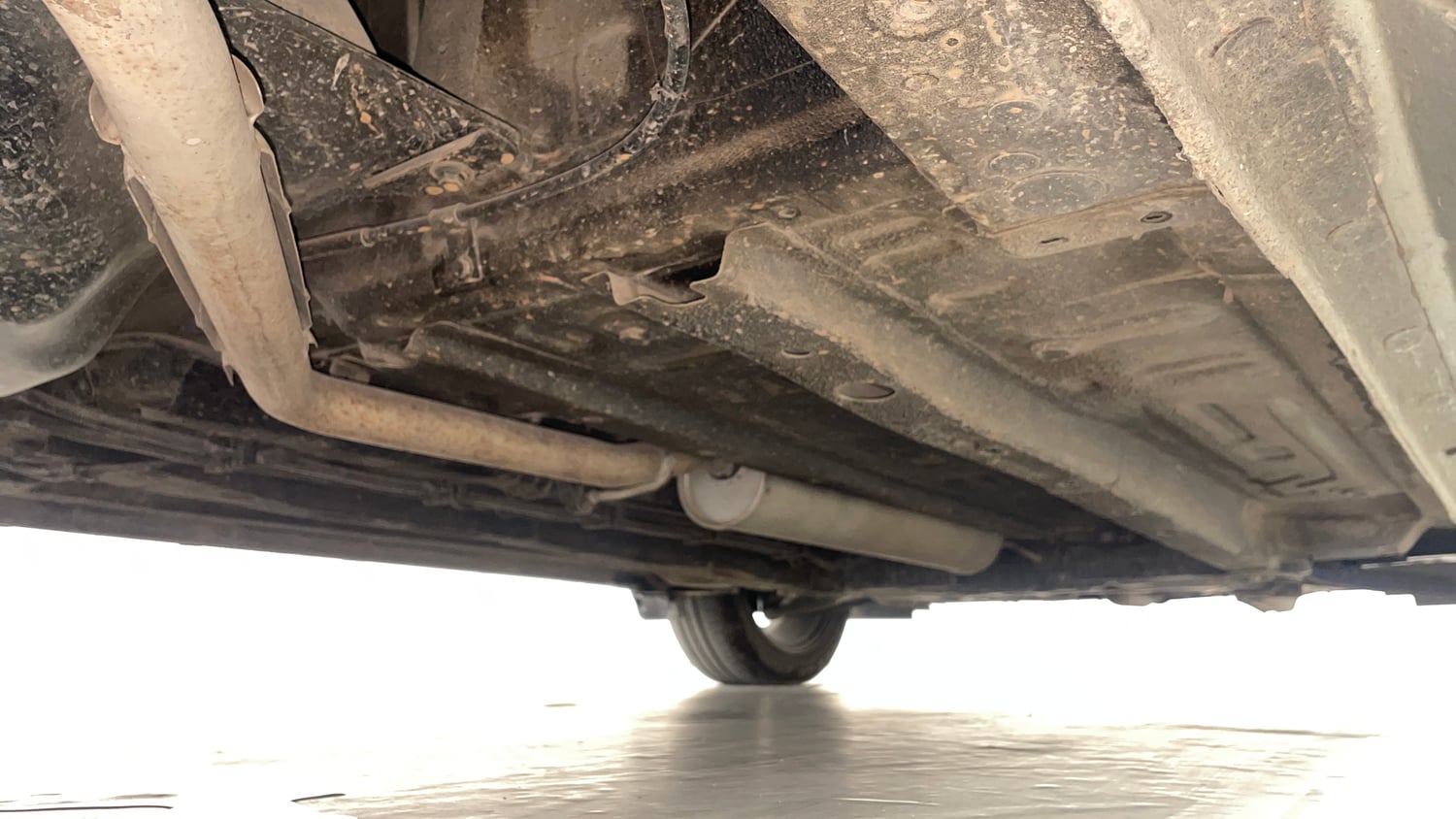 Used 2023 Tata Altroz XZA Plus (S) Dark Edition Petrol Automatic extra REAR RIGHT UNDERBODY VIEW