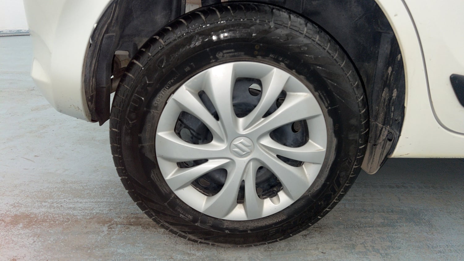 Used 2023 Maruti Suzuki Swift VXi Petrol Manual tyres RIGHT REAR TYRE RIM VIEW