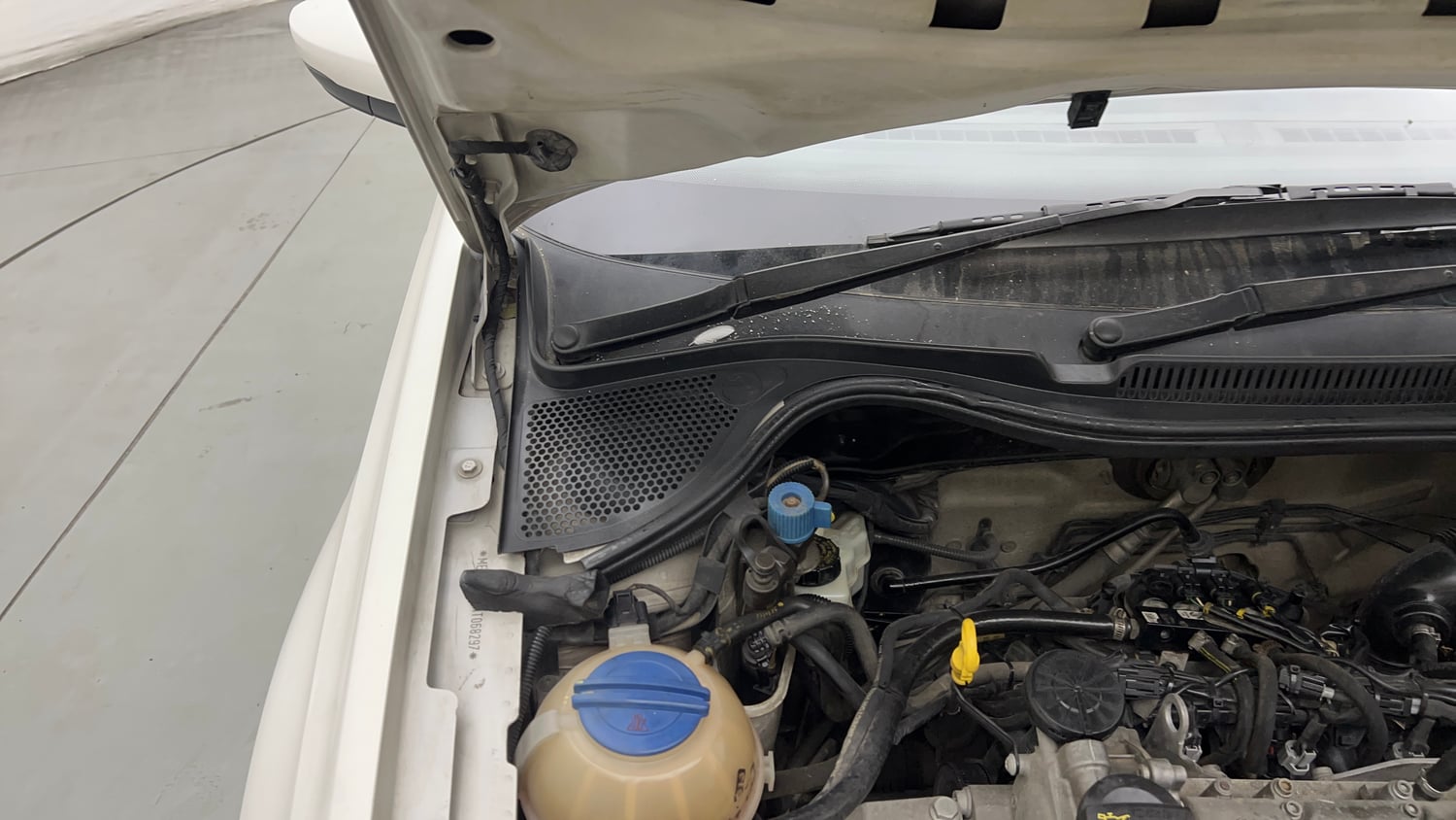 Used 2016 volkswagen Ameo Comfortline 1.2 Petrol+cng(Outside fitted) Petrol+cng Manual engine ENGINE RIGHT SIDE HINGE & APRON VIEW