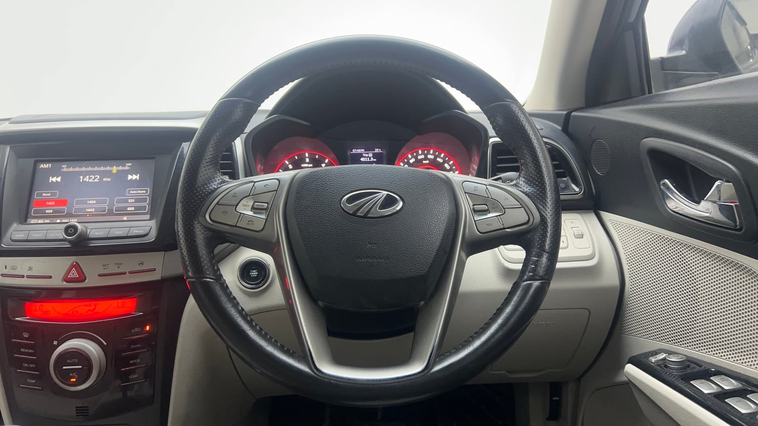 Used 2022 Mahindra XUV 300 W8 (O) 1.5 Diesel AMT Diesel Automatic interior STEERING VIEW