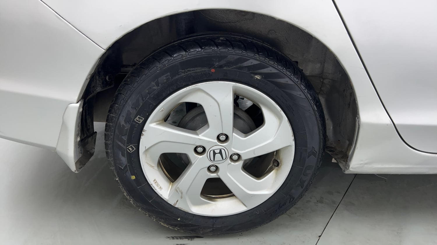 Used 2016 Honda City V Petrol Manual tyres RIGHT REAR TYRE RIM VIEW