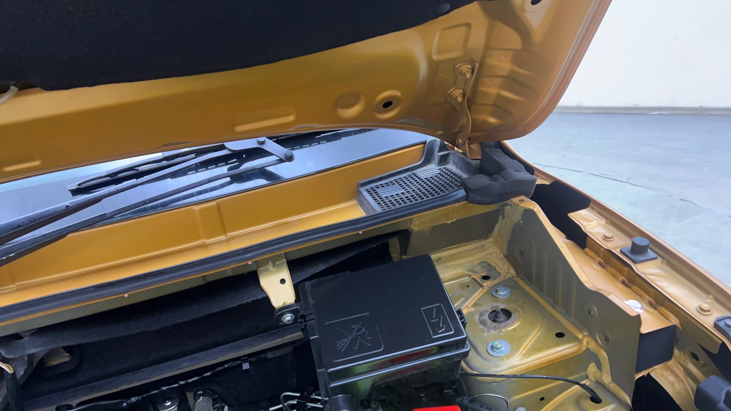 Used 2023 Renault Kwid CLIMBER AMT Petrol Automatic engine ENGINE LEFT SIDE HINGE & APRON VIEW