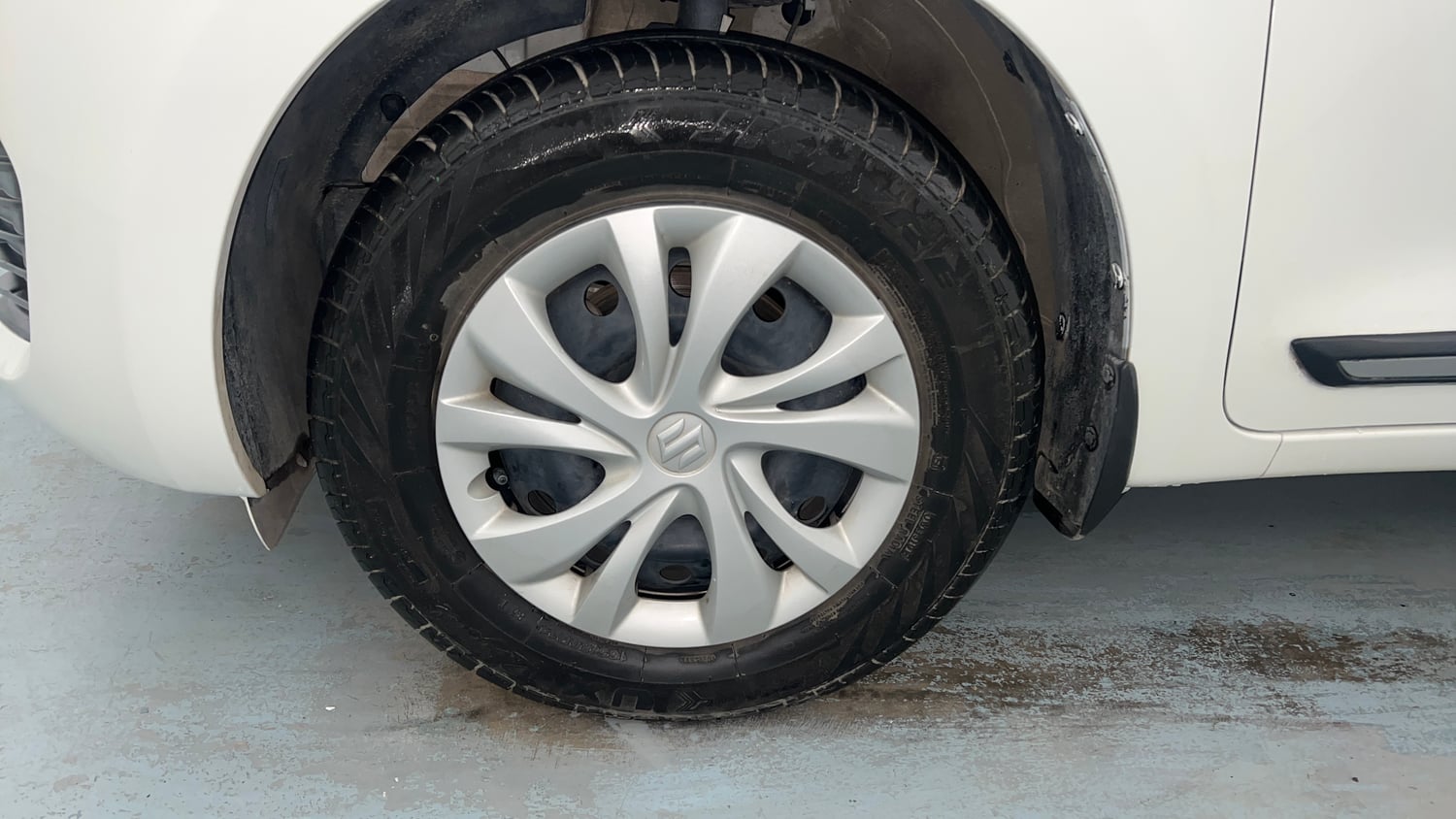 Used 2023 Maruti Suzuki Swift VXi Petrol Manual tyres LEFT FRONT TYRE RIM VIEW