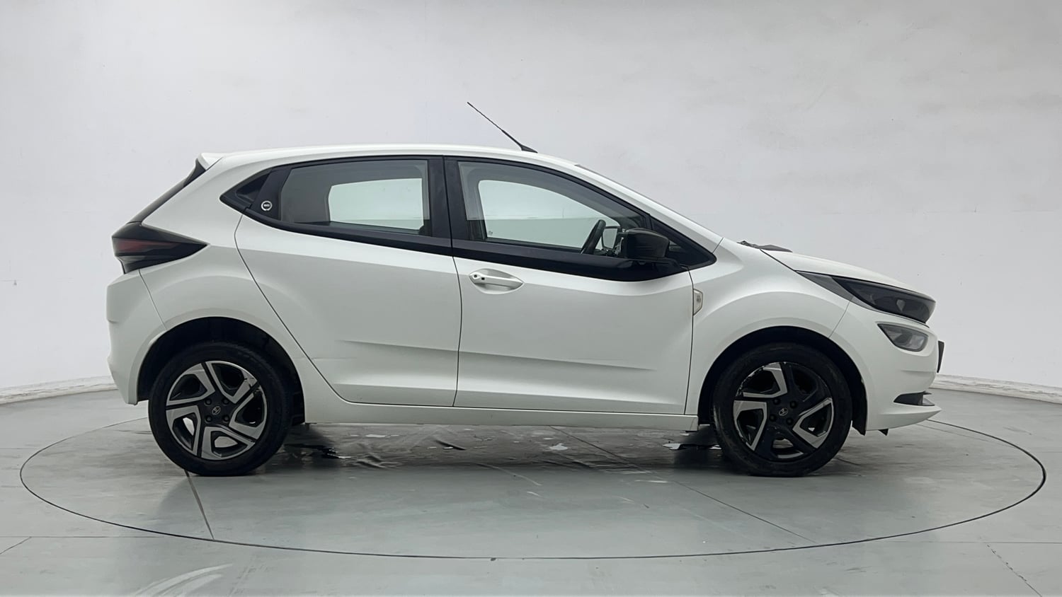 Used 2024 Tata Altroz XT Petrol Petrol Manual exterior RIGHT SIDE VIEW