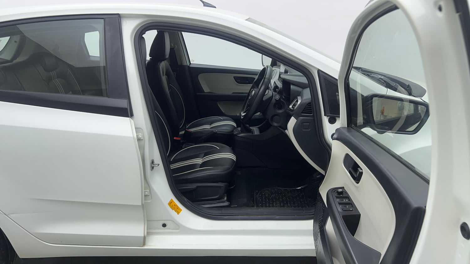 Used 2024 Tata Altroz XT Petrol Petrol Manual interior RIGHT SIDE FRONT DOOR CABIN VIEW