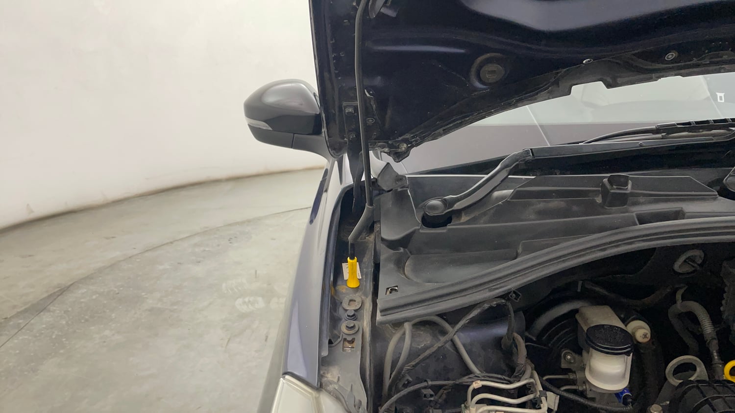 Used 2023 Tata Tiago XZ Plus Petrol Manual engine ENGINE RIGHT SIDE HINGE & APRON VIEW