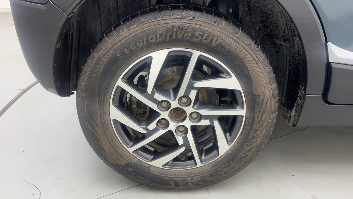 Used 2022 Mahindra XUV 300 W8 (O) 1.5 Diesel AMT Diesel Automatic tyres RIGHT REAR TYRE RIM VIEW