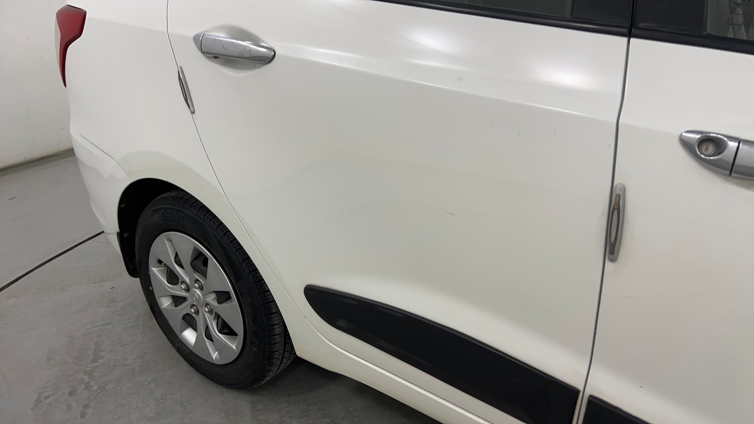 Used 2015 Hyundai Xcent Base 1.2 Petrol Manual dents MINOR SCRATCH