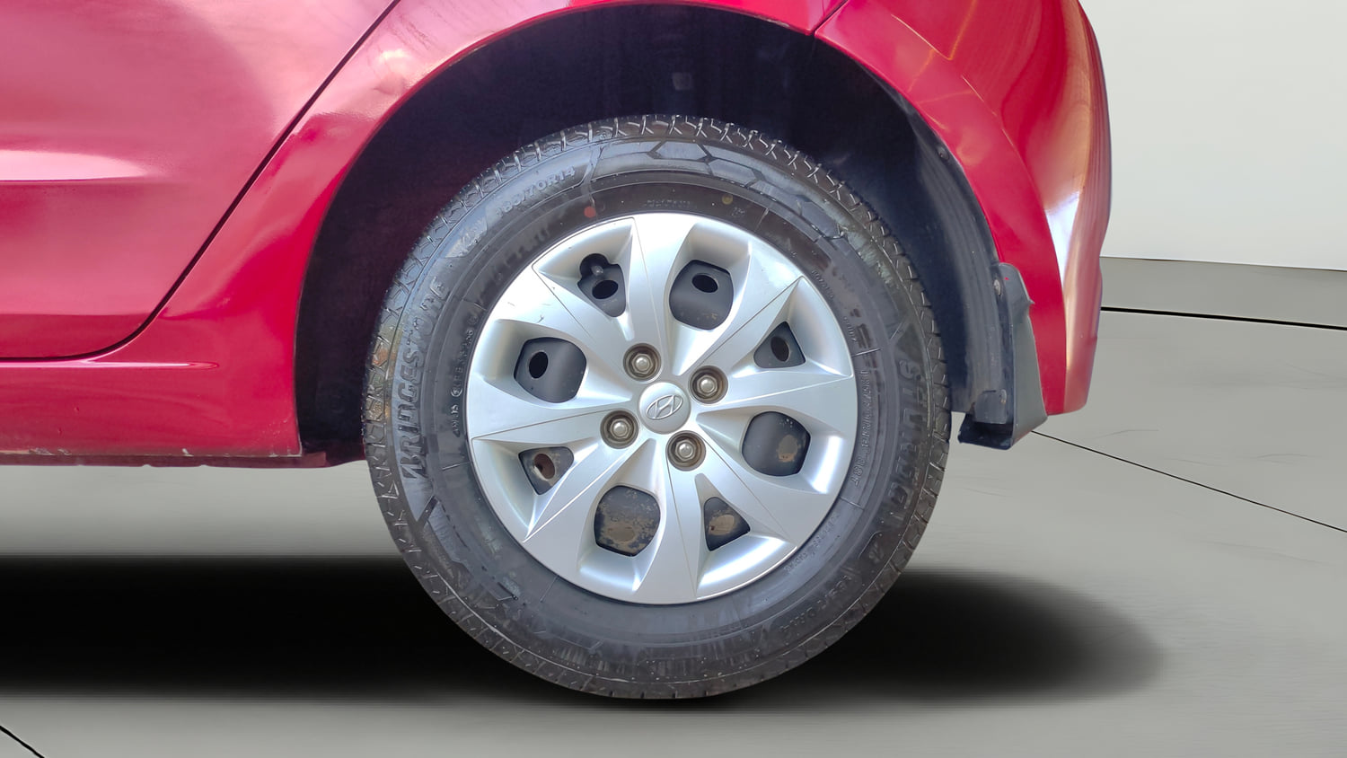 Used 2015 Hyundai Elite i20 Magna 1.2 Petrol Manual tyres LEFT REAR TYRE RIM VIEW