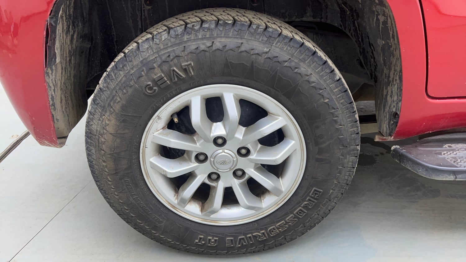 Used 2017 Mahindra TUV300 T8 mHAWK100 Diesel Manual tyres RIGHT REAR TYRE RIM VIEW