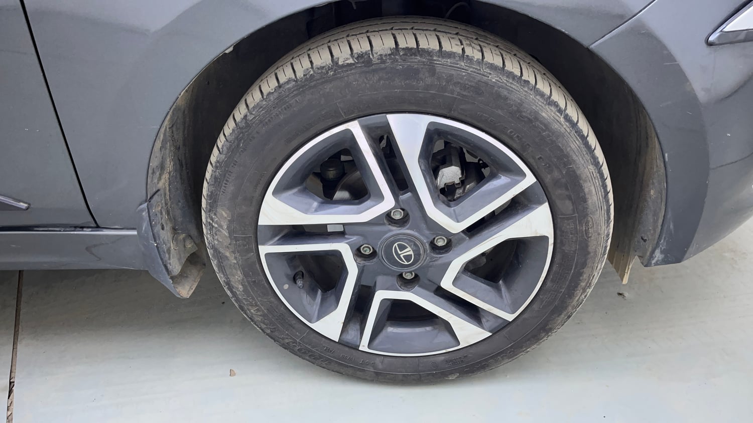 Used 2023 Tata Tiago XZA Plus Petrol Automatic tyres RIGHT FRONT TYRE RIM VIEW