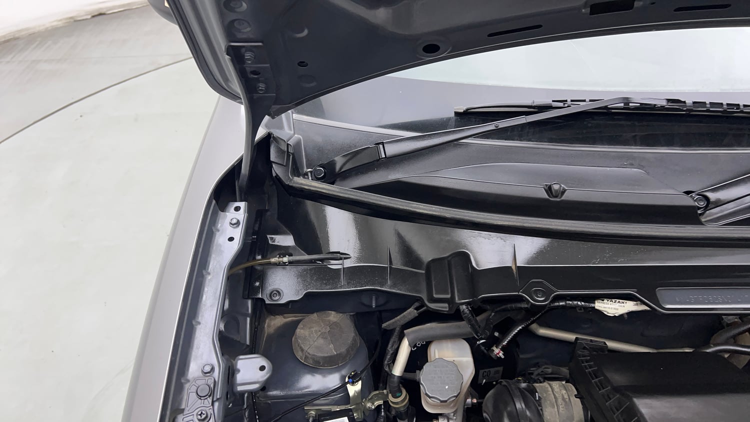 Used 2022 Maruti Suzuki Celerio LXi Petrol Manual engine ENGINE RIGHT SIDE HINGE & APRON VIEW