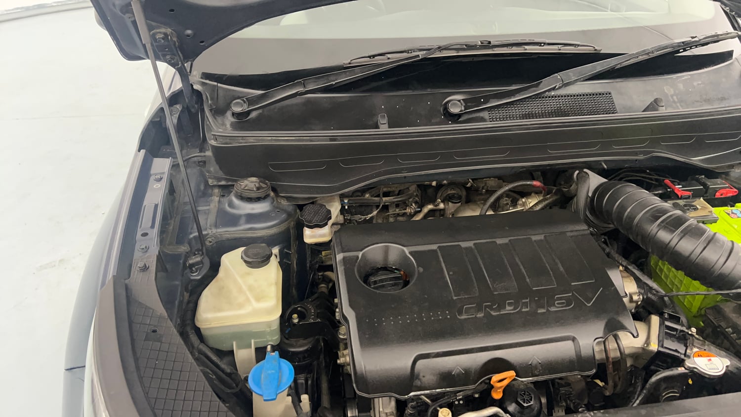 Used 2020 Hyundai Venue S 1.4 CRDi Diesel Manual engine ENGINE RIGHT SIDE HINGE & APRON VIEW