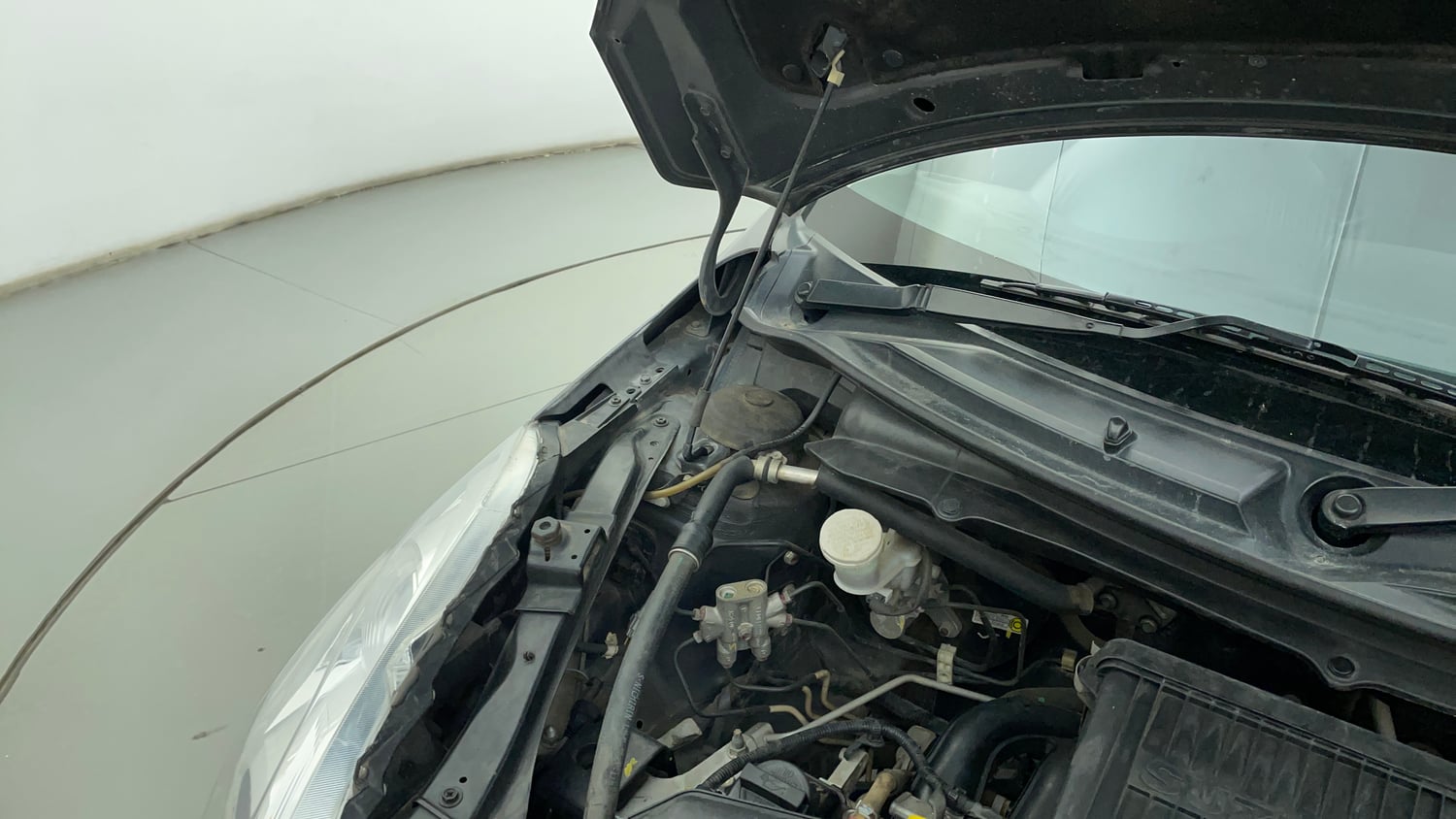Used 2016 Maruti Suzuki Swift Lxi (O) Petrol Manual engine ENGINE RIGHT SIDE HINGE & APRON VIEW