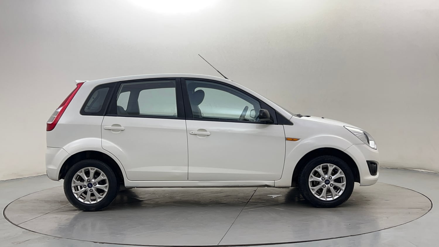 Used 2013 Ford Figo Duratec Petrol Titanium 1.2 Petrol Manual exterior RIGHT SIDE VIEW