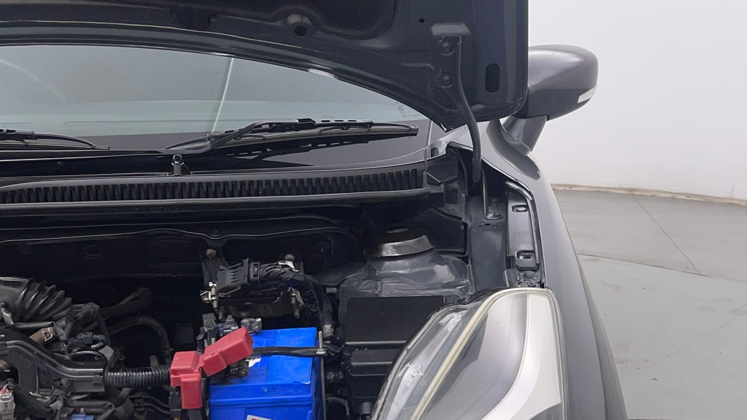 Used 2016 Maruti Suzuki Baleno Alpha 1.2 Petrol Manual engine ENGINE LEFT SIDE HINGE & APRON VIEW