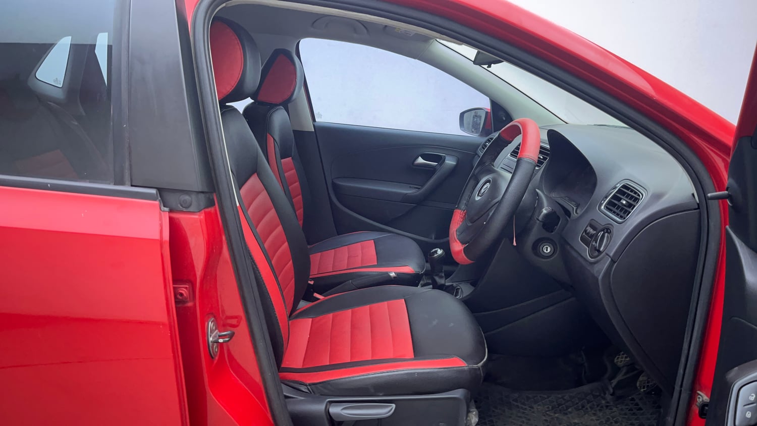 Used 2019 Volkswagen Polo Trendline 1.0L (P) Petrol Manual interior RIGHT SIDE FRONT DOOR CABIN VIEW
