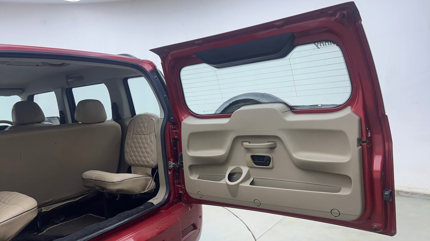 Used 2017 Mahindra TUV300 T8 mHAWK100 Diesel Manual interior DICKY INSIDE VIEW