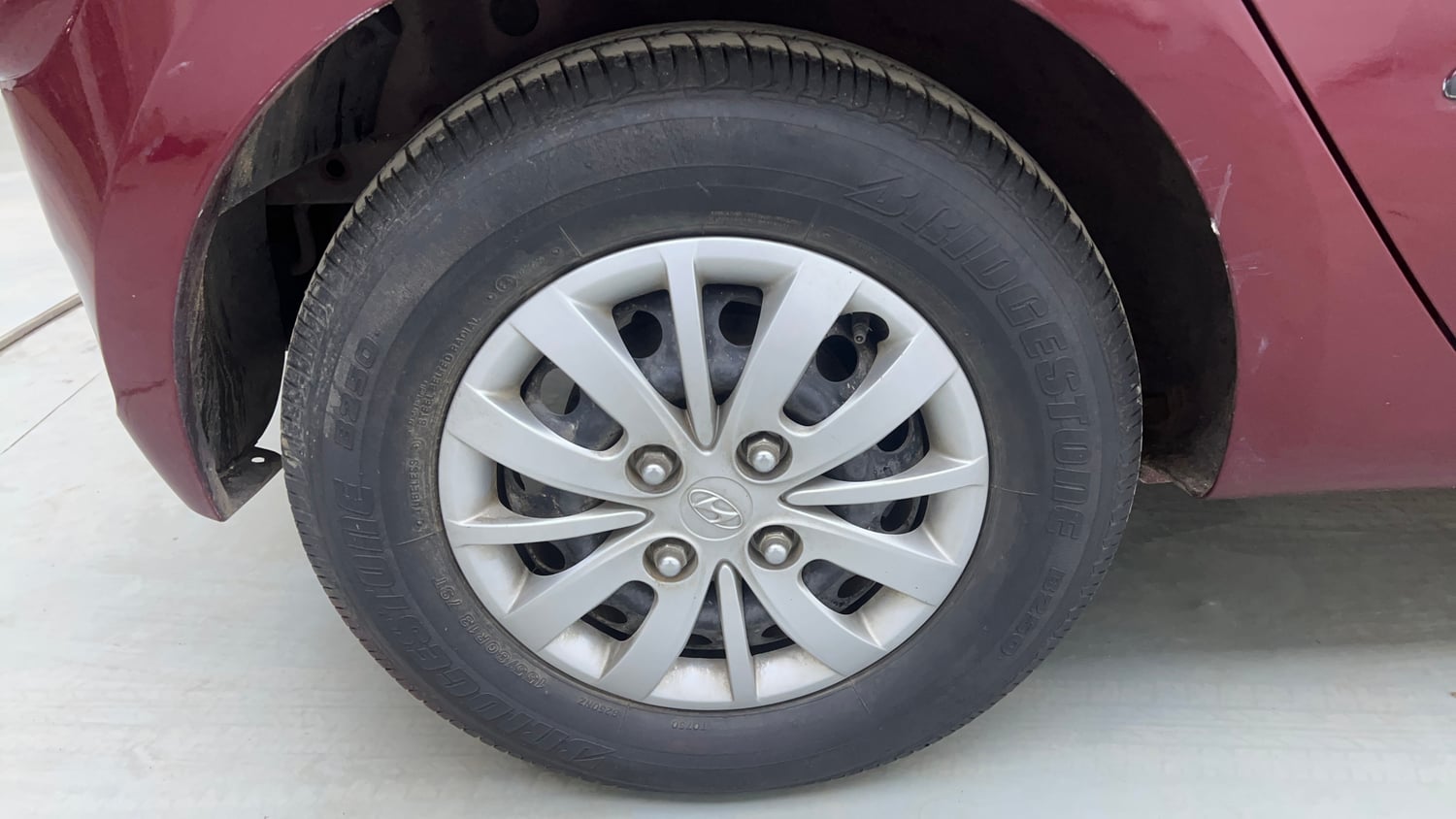 Used 2015 Hyundai i10 Sportz 1.1 iRDE2 Petrol Manual tyres RIGHT REAR TYRE RIM VIEW