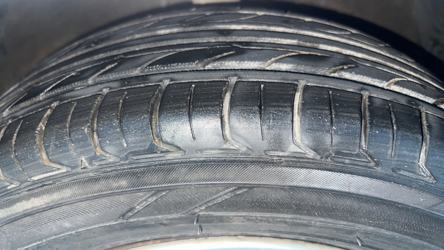 Used 2013 Hyundai i20 Magna 1.2 Petrol Manual tyres RIGHT FRONT TYRE TREAD VIEW
