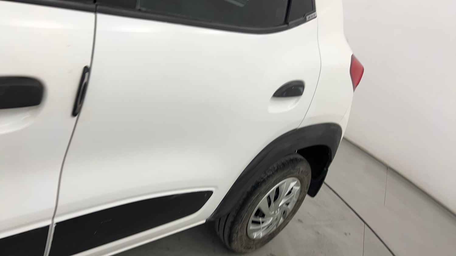 Used 2015 Renault Kwid RXT Petrol Manual dents MINOR SCRATCH