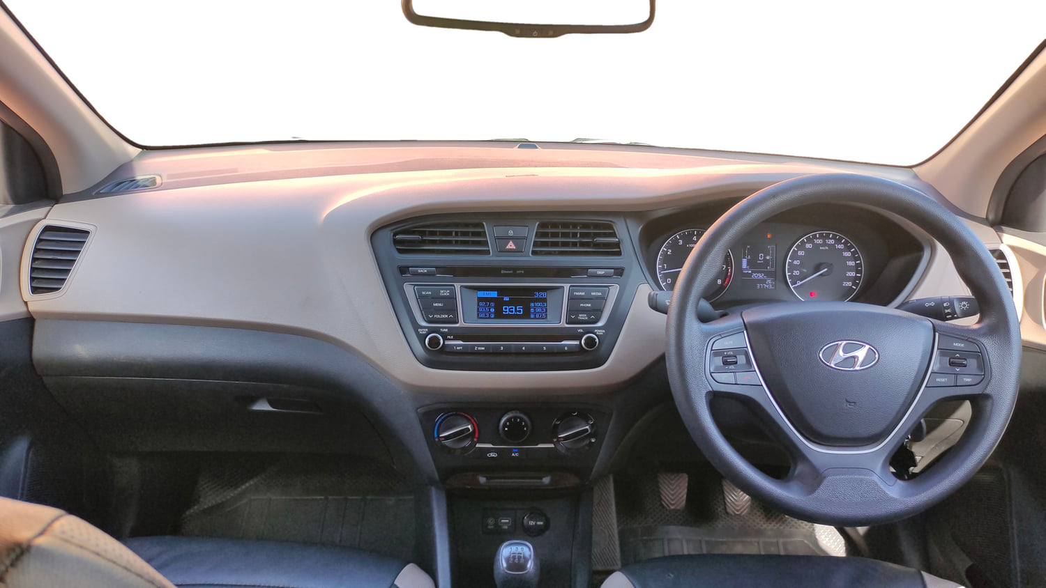 Used 2015 Hyundai Elite i20 Magna 1.2 Petrol Manual interior DASHBOARD VIEW