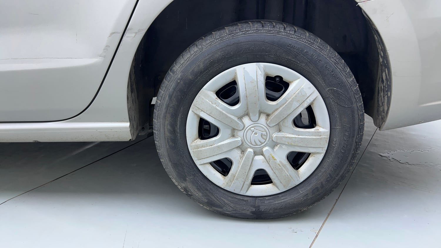 Used 2014 Skoda Rapid 1.6 MPI Ambition Plus Petrol Manual tyres LEFT REAR TYRE RIM VIEW