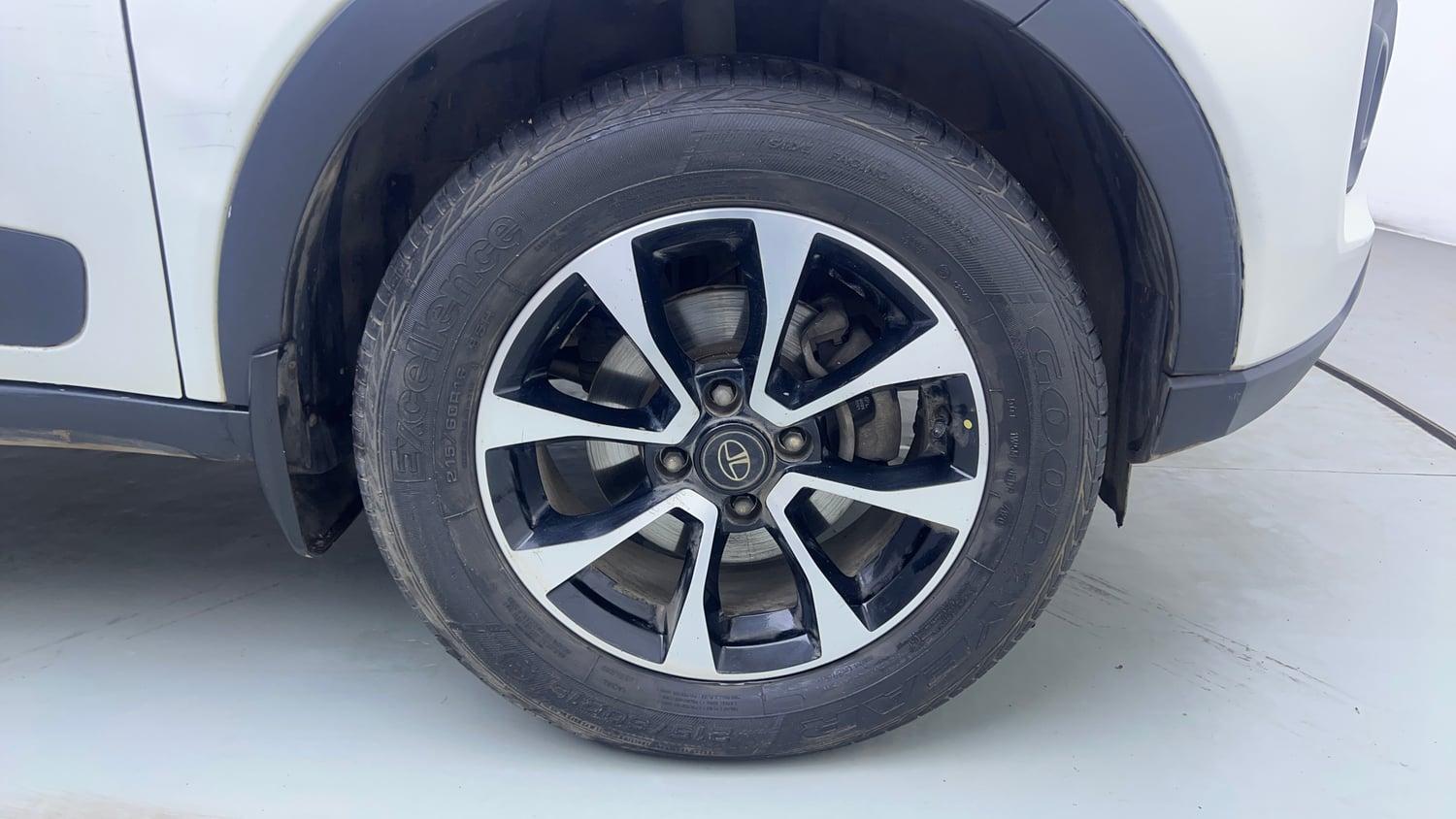 Used 2020 Tata Nexon XZA Plus (S) Petrol Automatic tyres RIGHT FRONT TYRE RIM VIEW