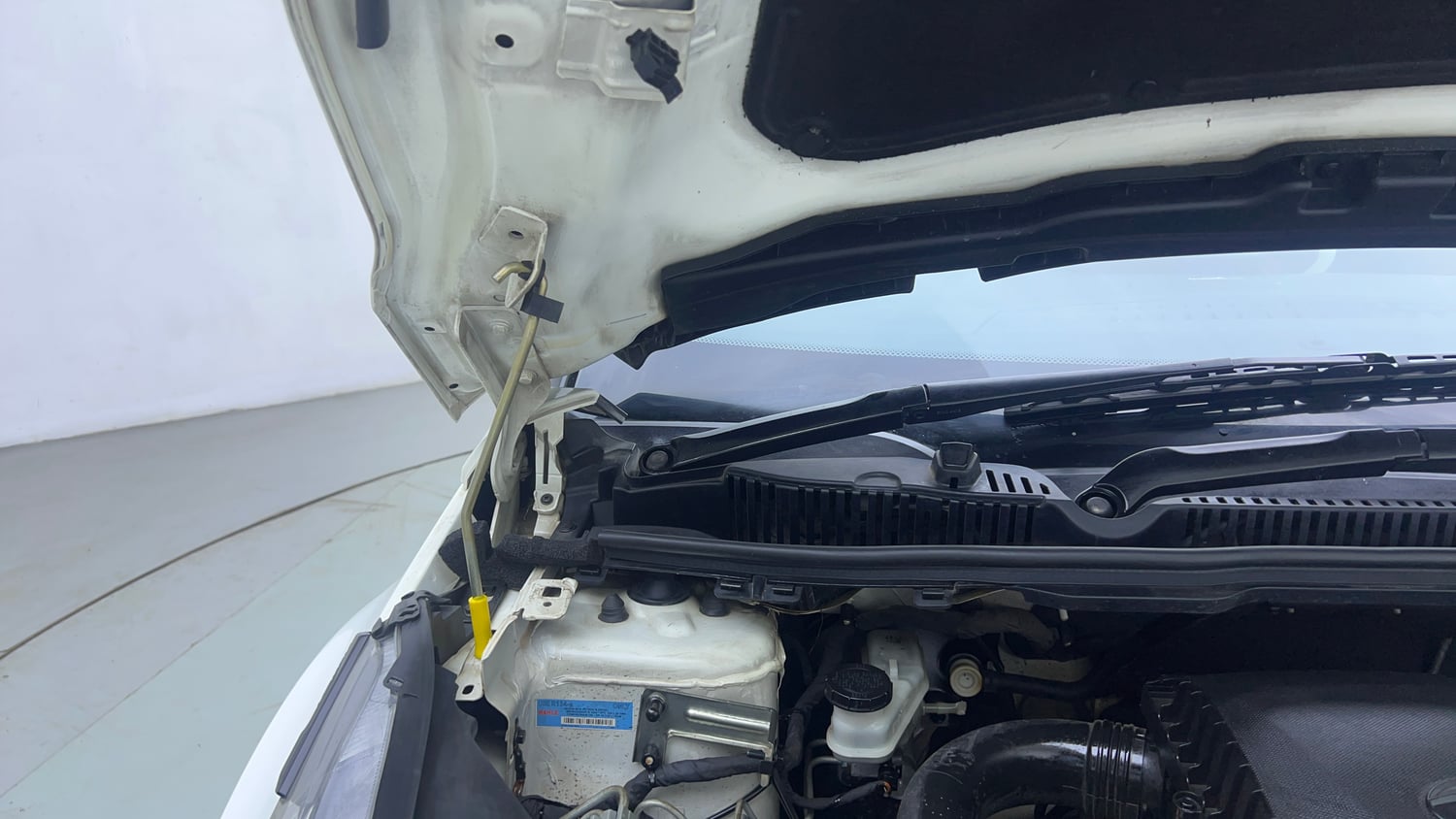 Used 2020 Tata Nexon XZA Plus (S) Petrol Automatic engine ENGINE RIGHT SIDE HINGE & APRON VIEW