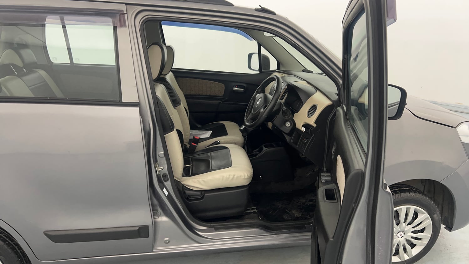 Used 2017 Maruti Suzuki Wagon R VXI Petrol Manual interior RIGHT SIDE FRONT DOOR CABIN VIEW