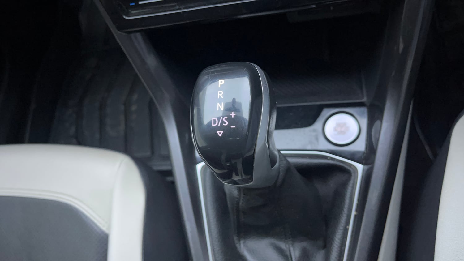 Used 2024 Volkswagen Taigun Topline 1.0 TSI AT Petrol Automatic interior GEAR  KNOB VIEW