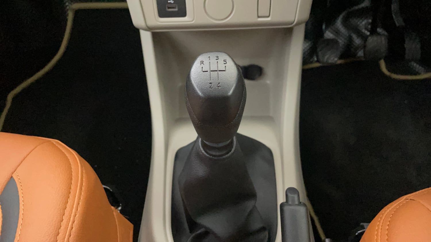 Used 2026 Renault Triber Evolution Petrol Manual interior GEAR  KNOB VIEW