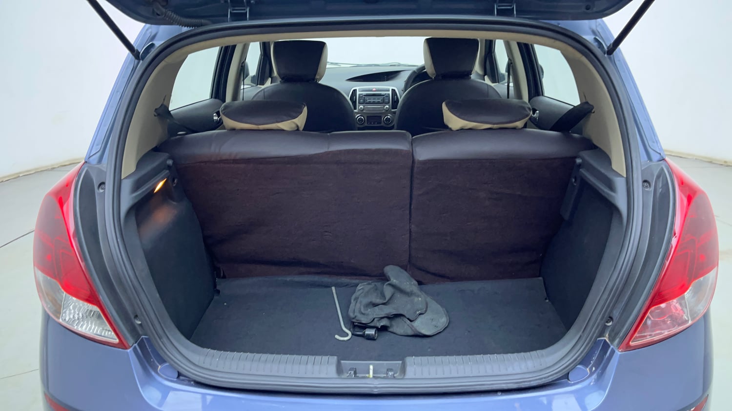 Used 2013 Hyundai i20 Sportz 1.2 Petrol Manual interior DICKY INSIDE VIEW