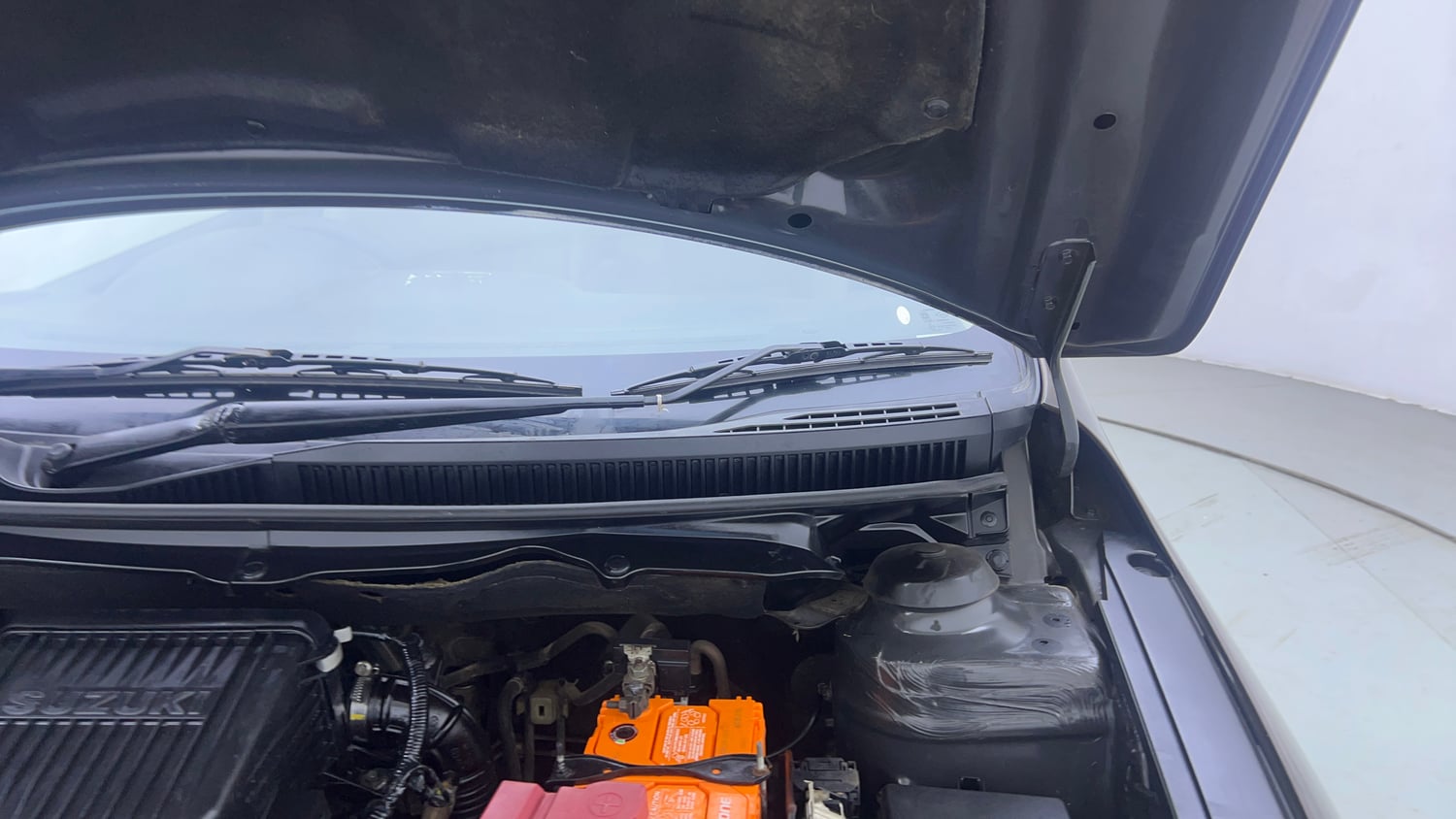 Used 2017 Maruti Suzuki Ciaz ZXi Petrol Manual engine ENGINE LEFT SIDE HINGE & APRON VIEW