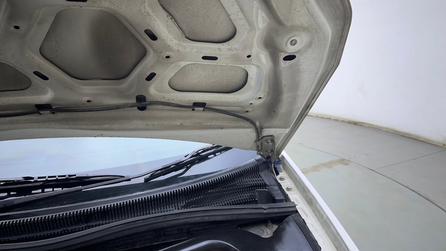 Used 2012 Ford Figo Duratorq Diesel ZXI 1.4 Diesel Manual engine ENGINE LEFT SIDE HINGE & APRON VIEW